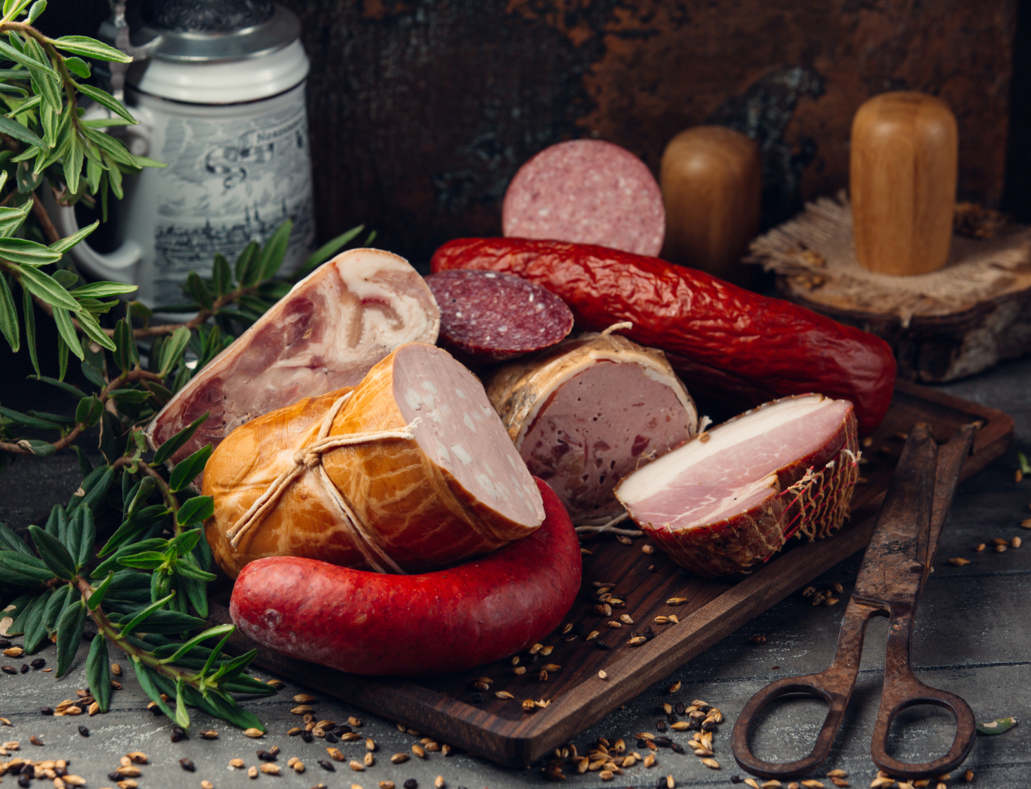 Plateau de charcuterie artisanale chez-basta à muret sur planche rustique avec saucissons et jambons