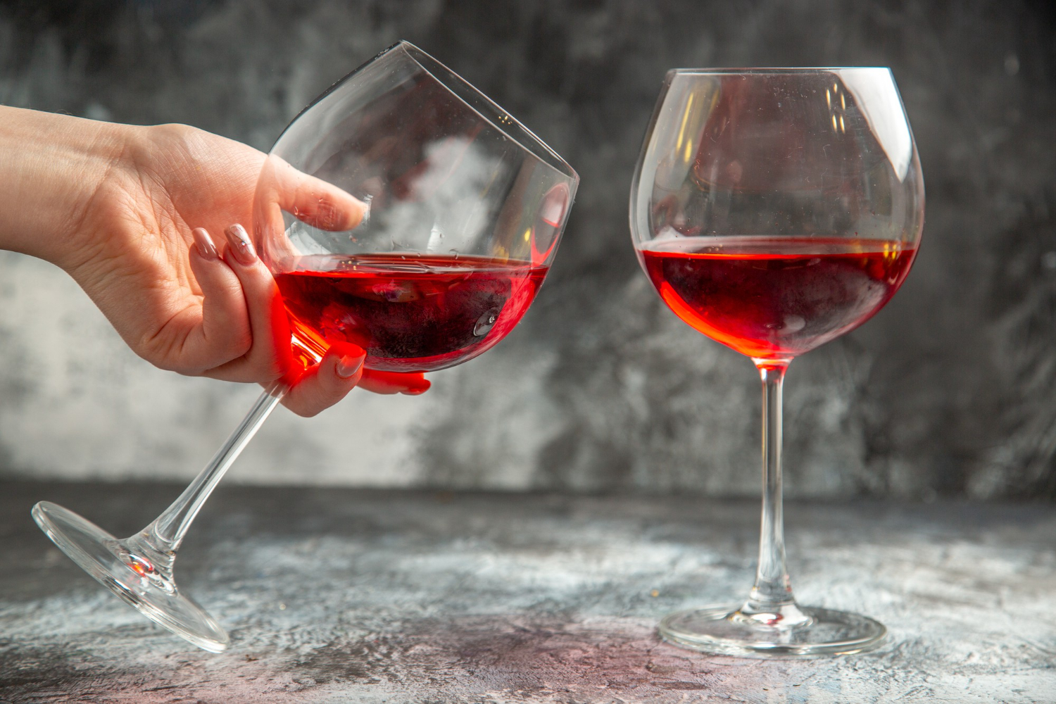 Verres de vin rouge pour un moment convivial chez-basta à muret