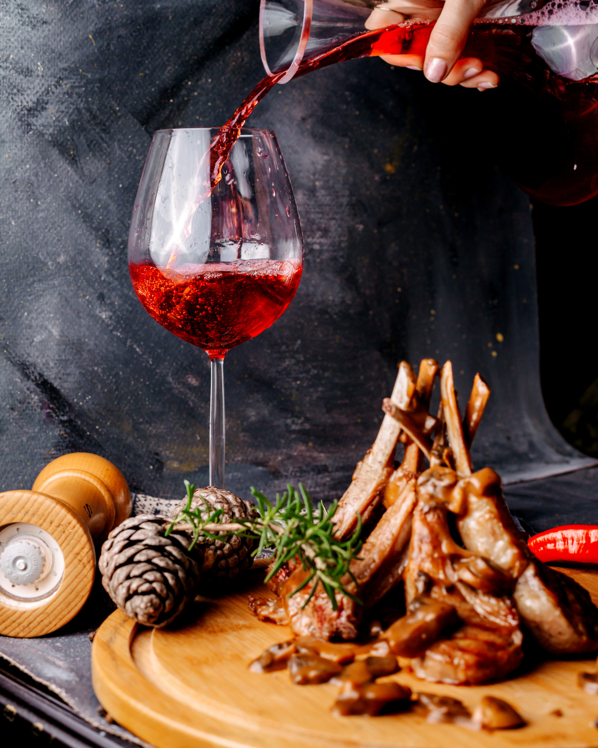Côtelettes d’agneau sauce au vin et verre de rouge chez-basta à muret, ambiance rustique gourmande
