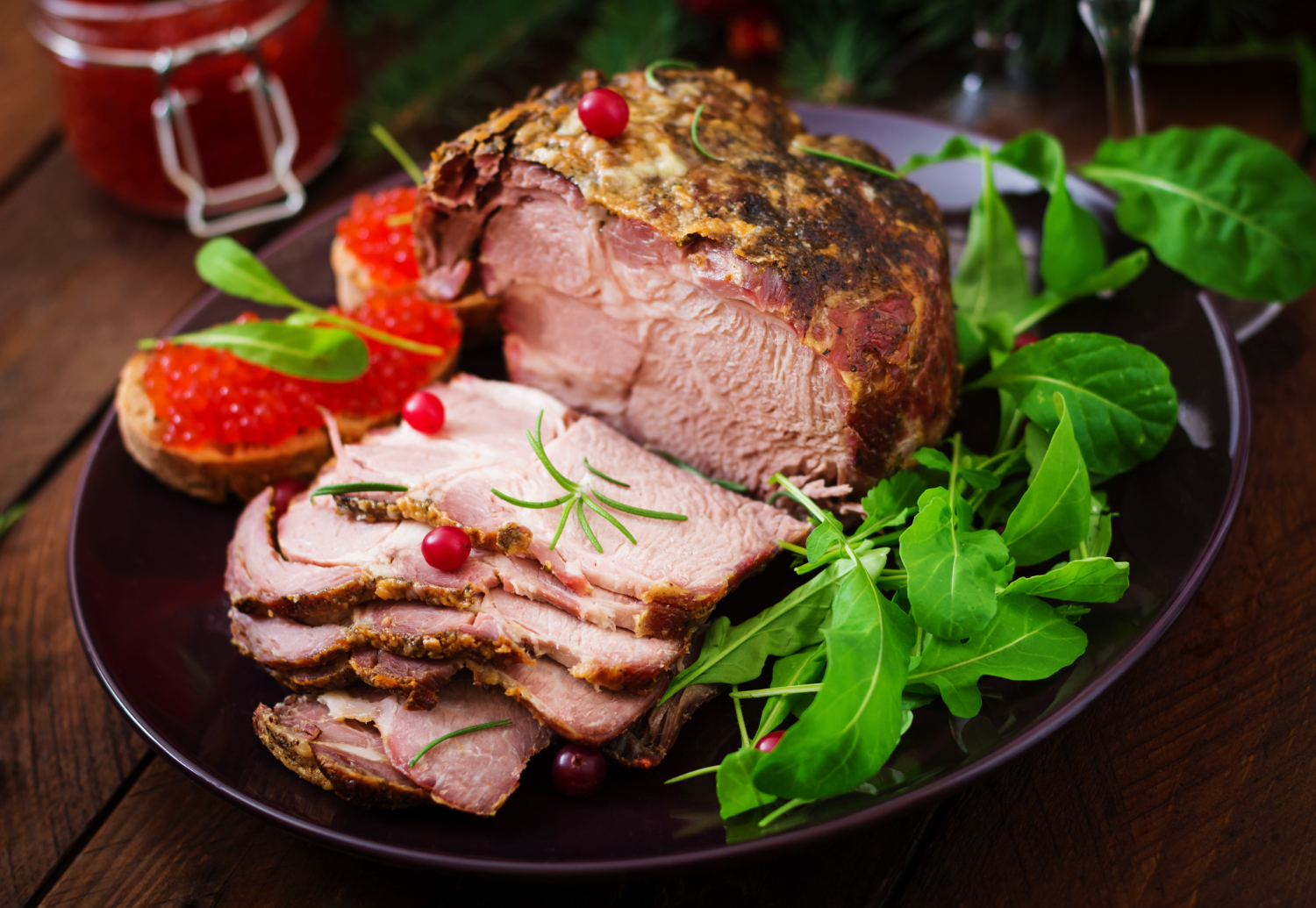 Rôti de porc tranché festive avec roquette et tartines d’œufs de poisson chez-basta à muret