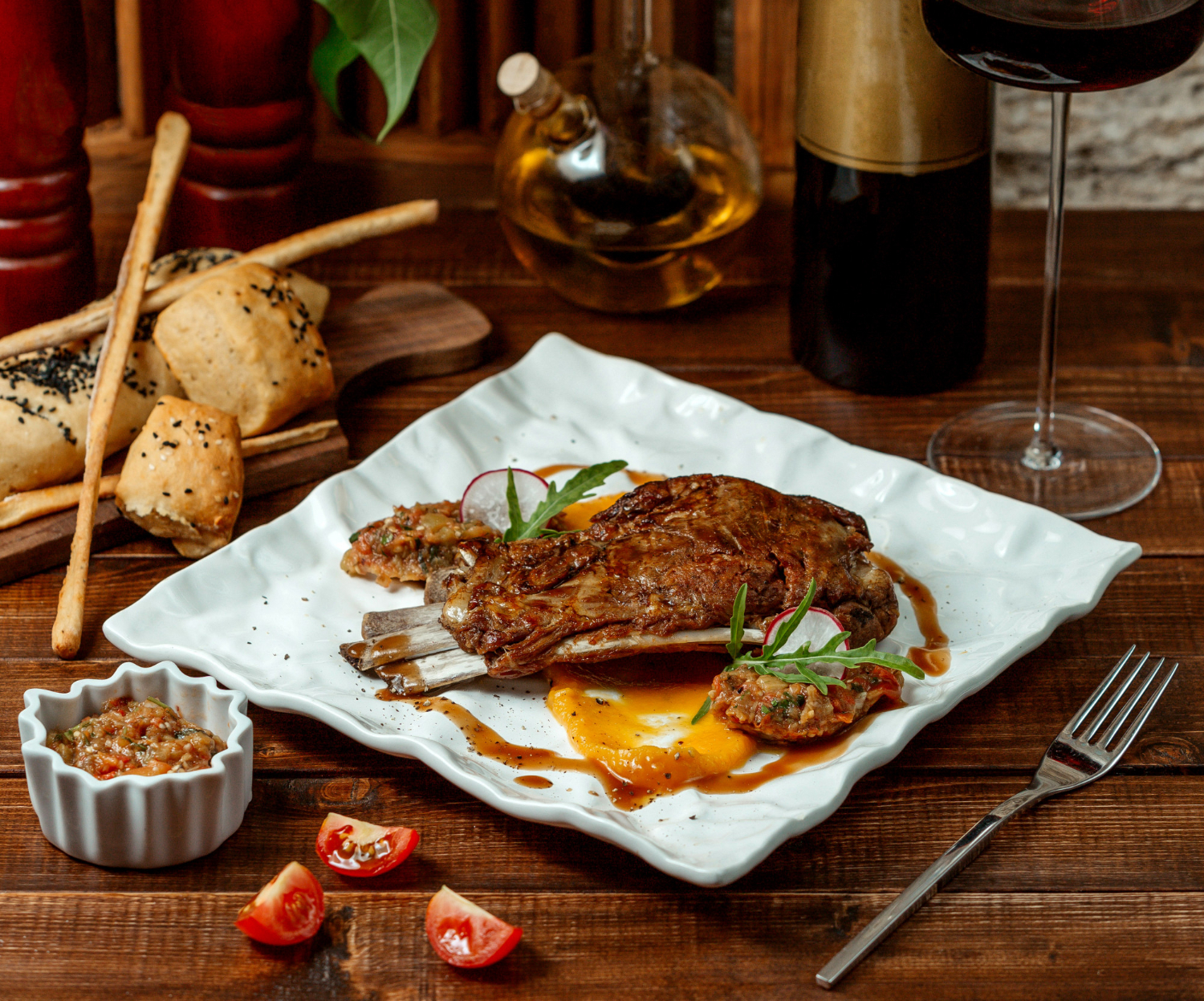 Plat gourmet de viande grillée et focaccia chez-basta à muret avec purée aux légumes et verre de vin rouge