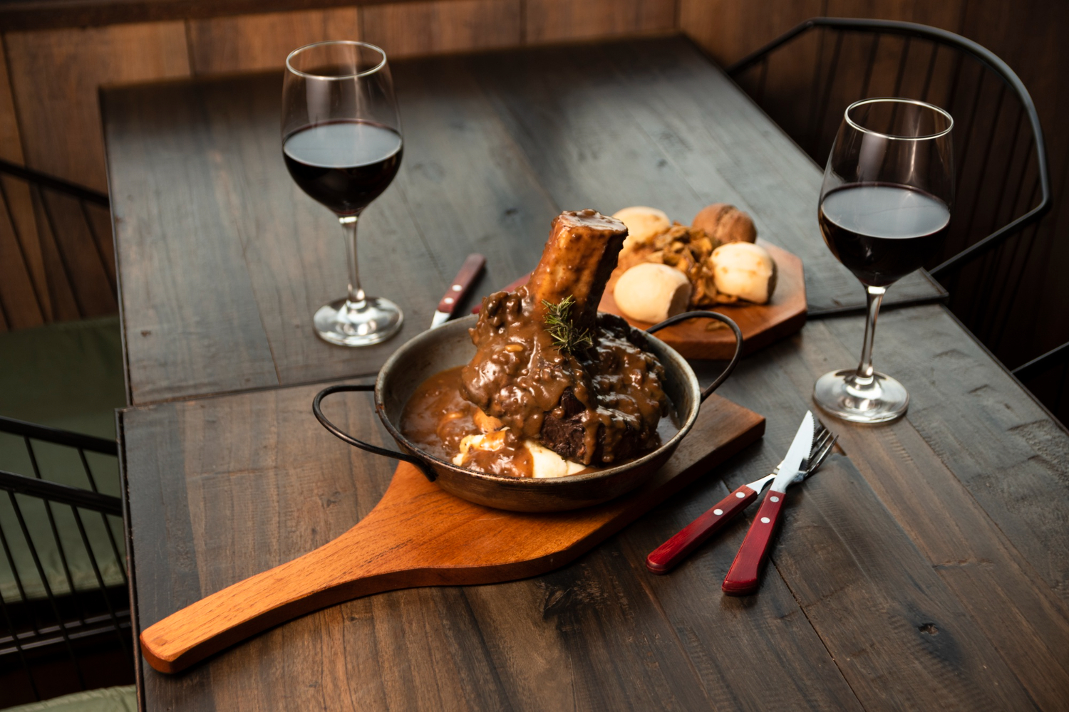 Dîner rustique jarret braisé et vin rouge chez-basta à muret, ambiance chaleureuse et conviviale