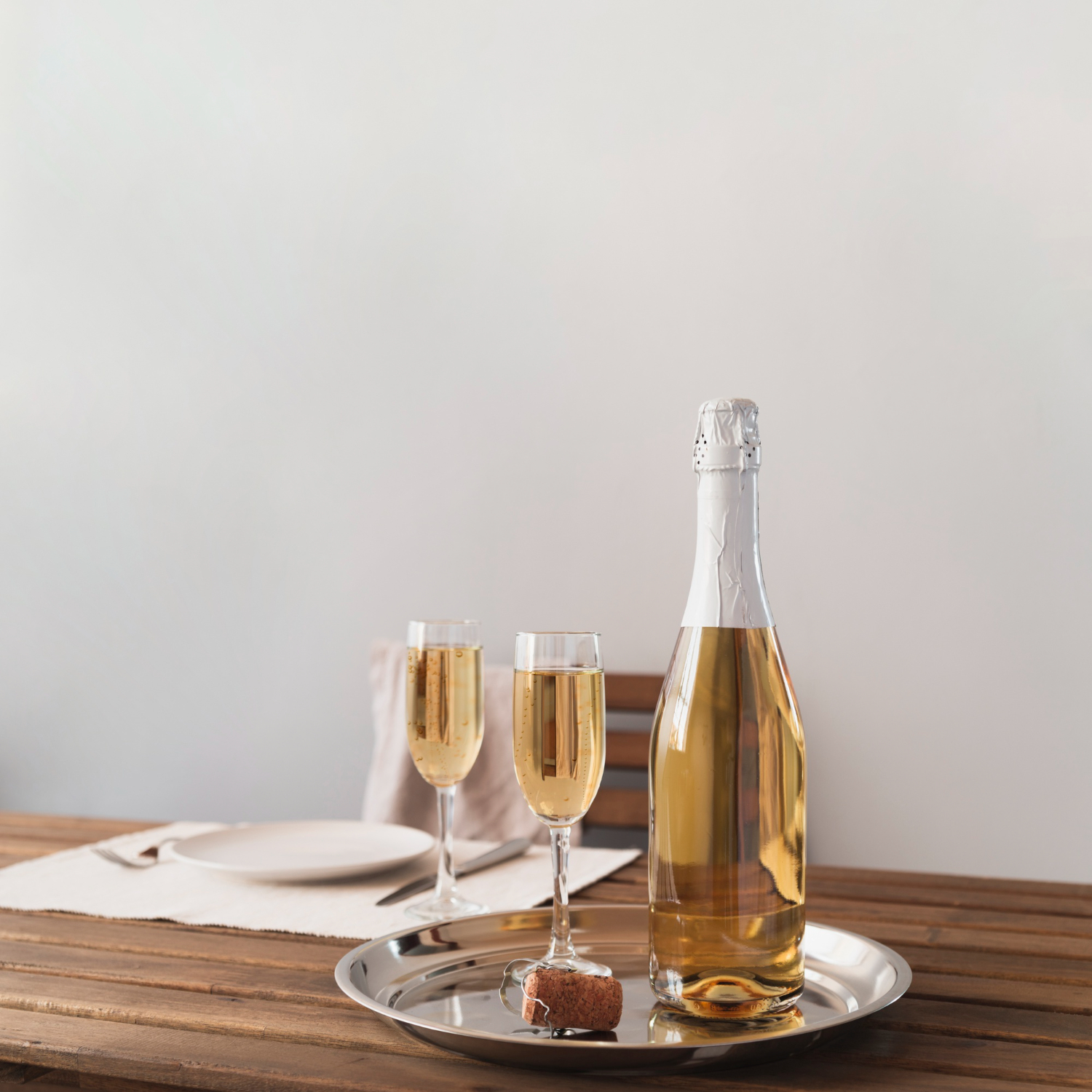 Champagne servi sur table élégante chez-basta à muret pour repas convivial