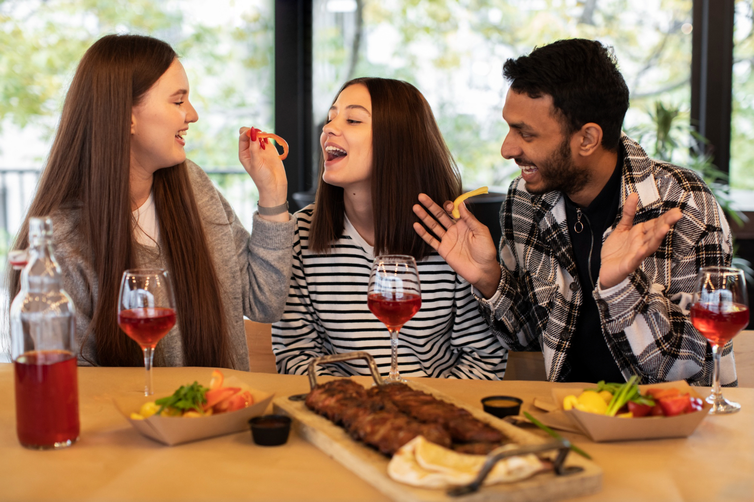 Amis partageant un repas convivial chez-basta à muret autour de grillades, salades et verres de vin