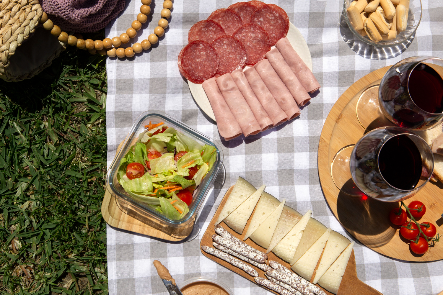 Pique-nique champêtre chez-basta à muret avec charcuterie, fromage, salade et vin rouge