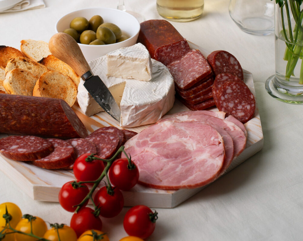 Plateau apéritif charcuterie et brie gourmand chez-basta à Muret, avec olives, tomates et pain grillé