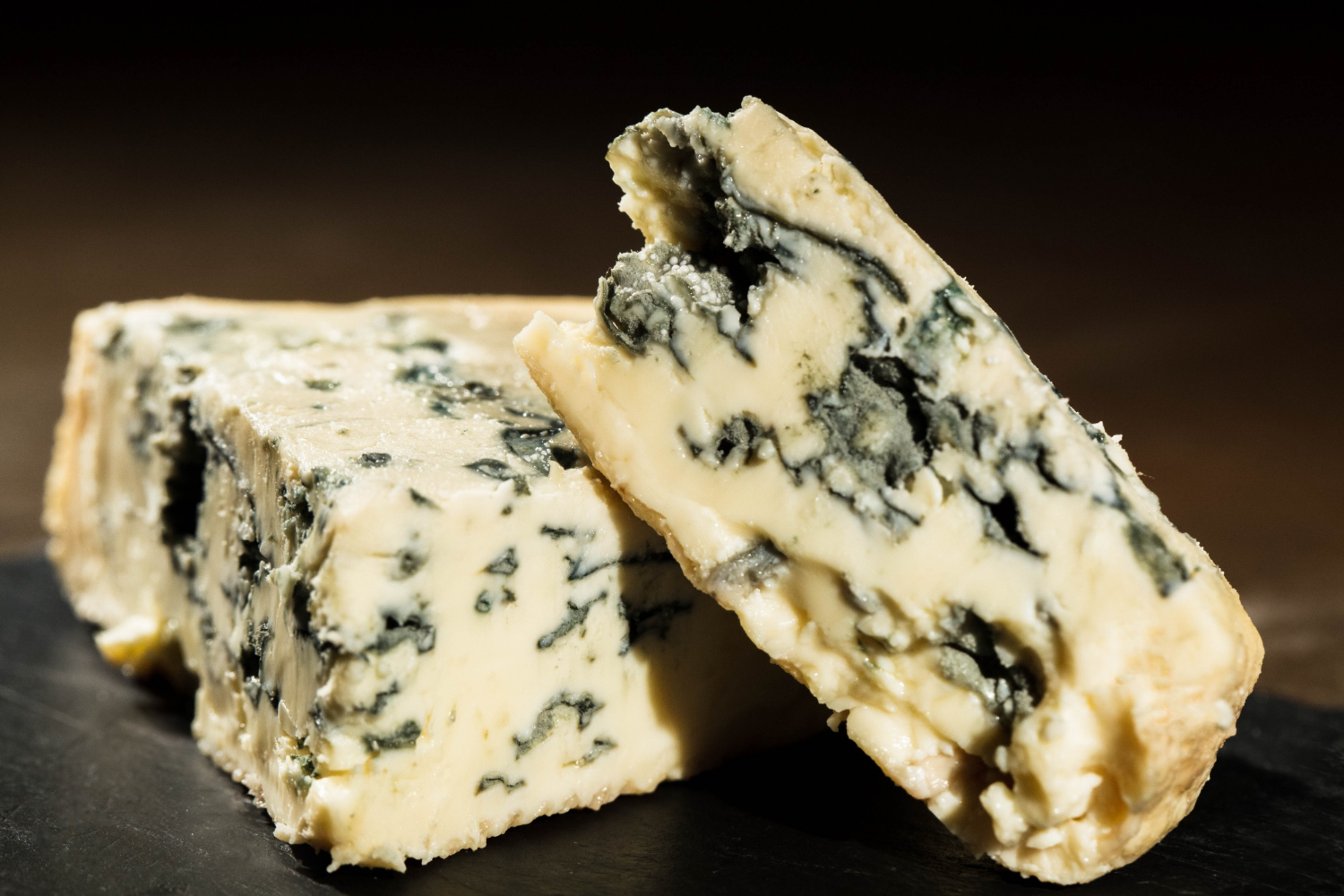 Fromage bleu crémeux affiné chez-basta à Muret, texture persillée gourmande
