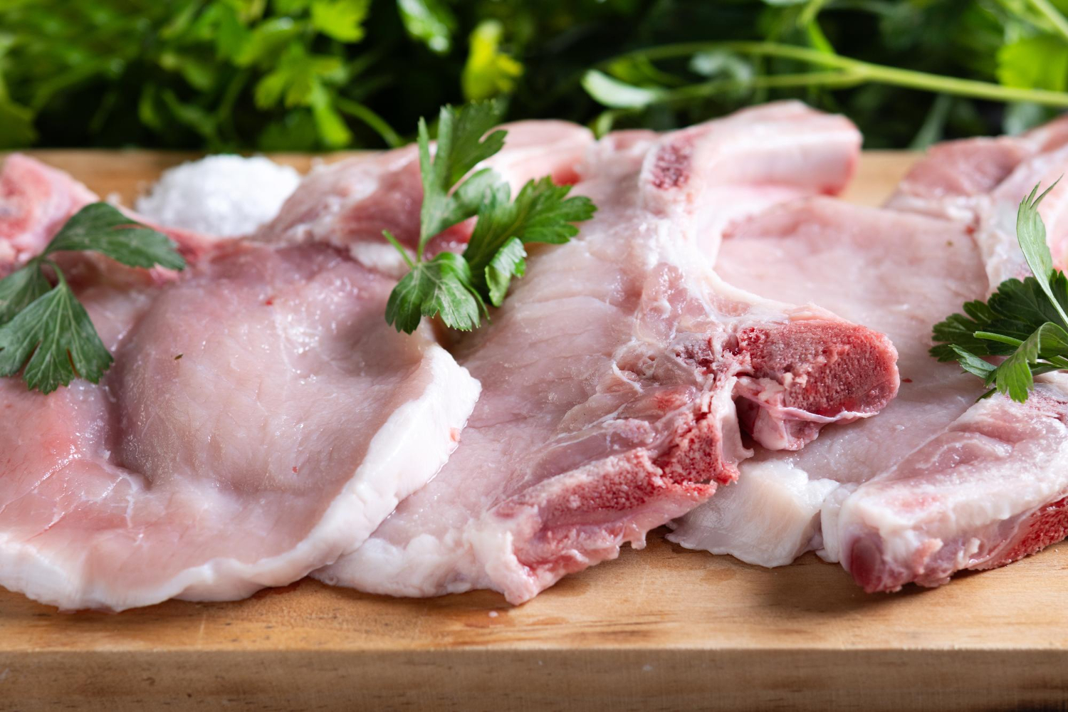 Côtelettes de porc fraîches avec persil chez-basta, boucherie artisanale à Muret