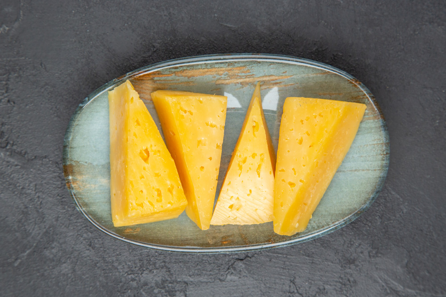 Morceaux de fromage affiné sur assiette rustique chez-basta à muret