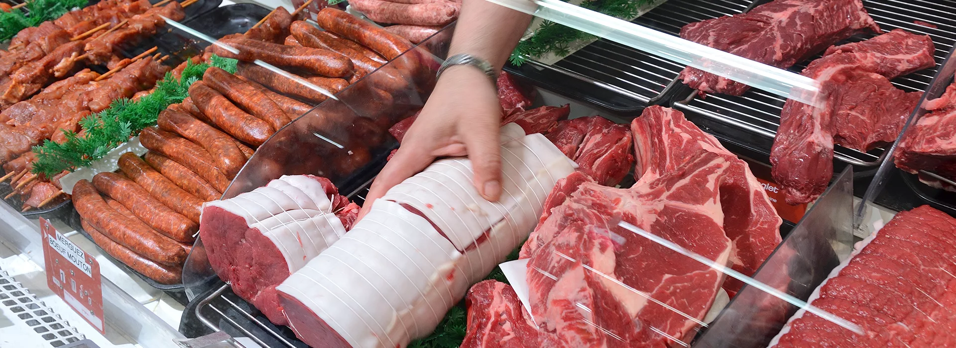 Comptoir de boucherie chez-basta à muret avec rôti ficelé, merguez bœuf mouton et viandes rouges fraîches