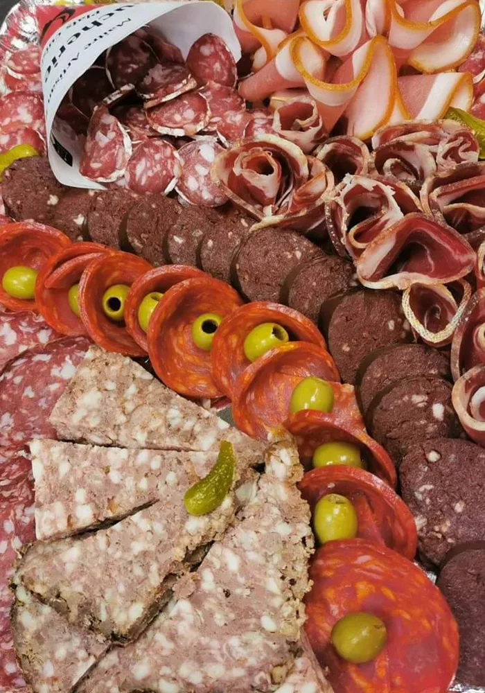 Plateau de charcuterie variée chez-basta à muret pour apéritif convivial