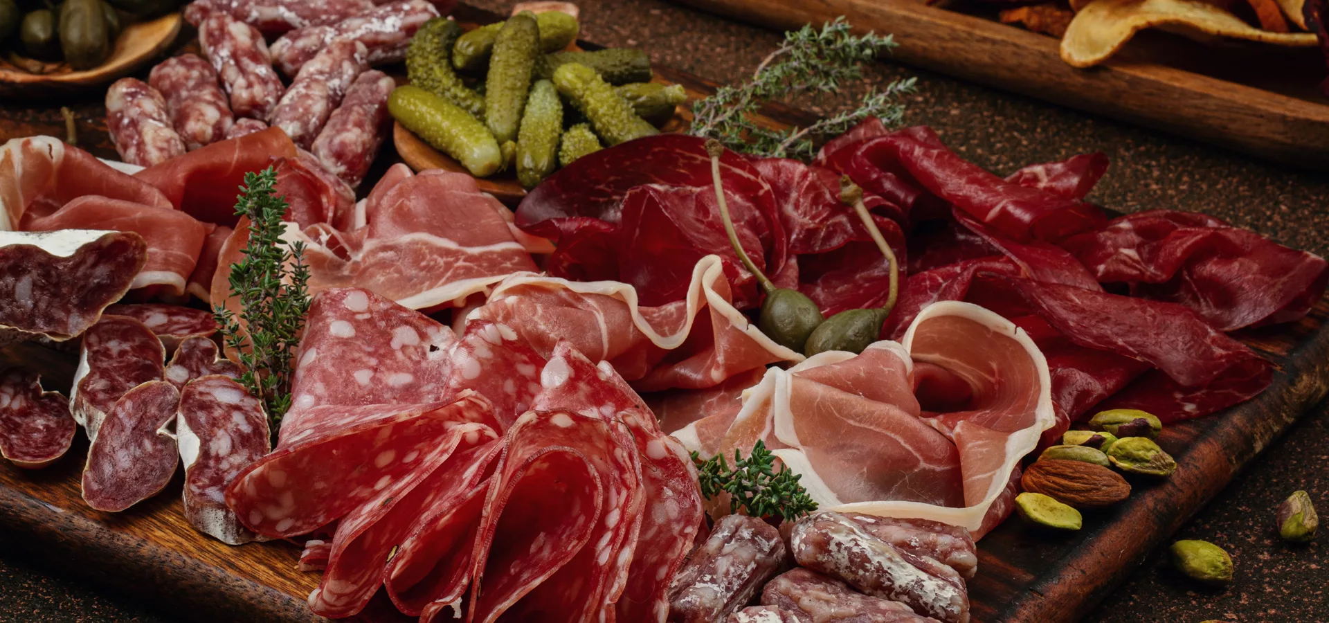 Plateau de charcuterie gourmande chez-basta à Muret avec jambon cru, salami, cornichons et fruits secs