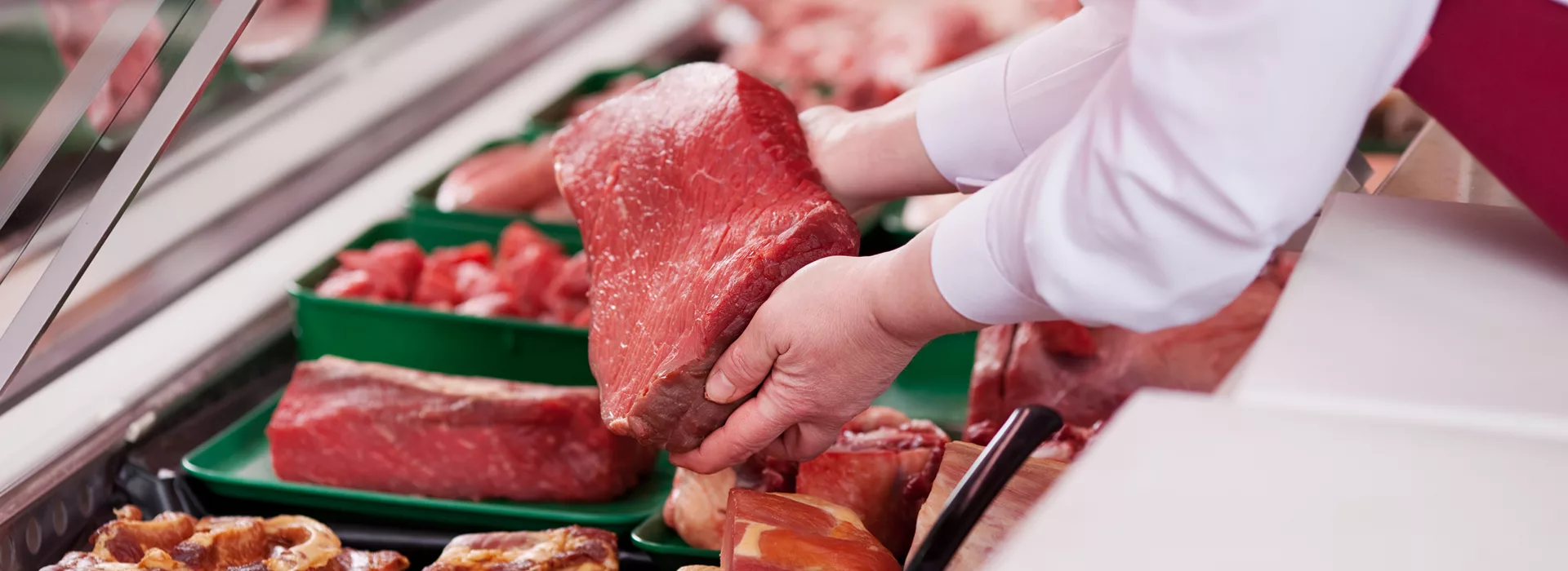 Viandes et charcuteries fraîches préparées par chez-basta à Muret au comptoir de boucherie